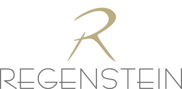 Logo von Regenstein.shop: Ein stilisiertes, elegantes „R“ in hellem Goldton über dem Schriftzug „REGENSTEIN“ in moderner, grauer Großbuchstabentypografie. Das Logo steht auf transparentem Hintergrund und vermittelt hochwertigen, minimalistischen Schmuck mit Designfokus.
